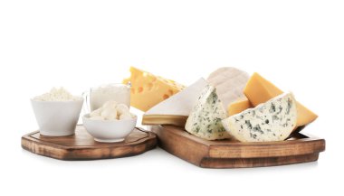 Beyaz arka planda farklı süt ürünleri