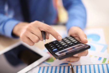 Office, closeup masada çalışan adam. Finansal ticaret kavramı