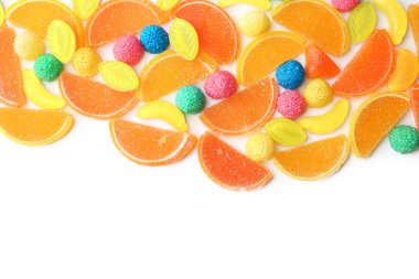 Beyaz arka plan üzerinde farklı renkli şekerler