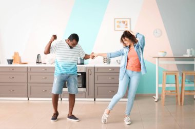 Şirin ırklararası çift evde dans