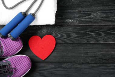 Spor salonu kalp ahşap arka plan üzerinde malzeme ve kırmızı. Kardiyo eğitim kavramı