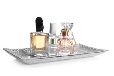 Beyaz arka plan üzerinde parfüm şişeleri ile tepsi