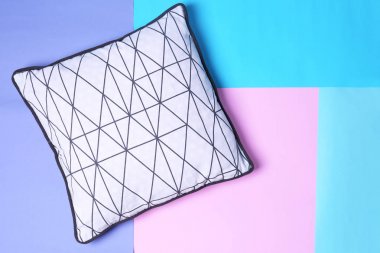 Renkli arka plan üzerinde şık yastık