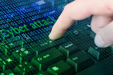 Bilgisayar kesmek ve iterek adam düğme klavyede girin. Siber saldırı ve güvenlik kavramı 