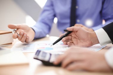 Ofiste, closeup tabloda çalışan adamlar. Finansal ticaret kavramı