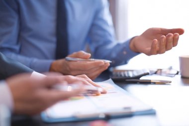 Ofiste, closeup tabloda çalışan adamlar. Finansal ticaret kavramı