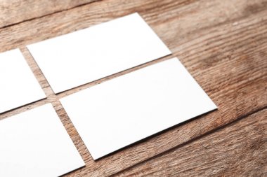 Ahşap arka planda boş kartvizitler