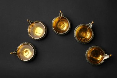 Diwali diyas veya kil lambalar koyu arka plan üzerinde