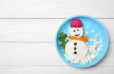 Ahşap arka plan, üstten görünüm üzerinde çocuklar için yaratıcı Kahvaltı