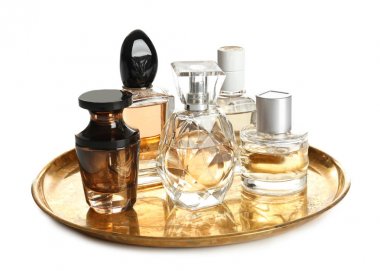 Beyaz arka plan üzerinde parfüm şişeleri ile metal tepsi