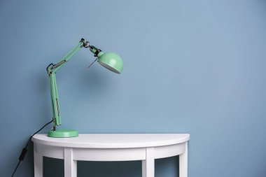 Tablo renkli duvarının yakınında zarif lamba