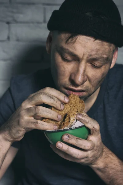 Hungriger Armer Mann Isst Stück Brot Gegen Ziegelmauer — Stockfoto