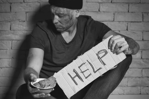 Dakloze Arme Man Karton Bord Met Word Help Kom Voor — Stockfoto
