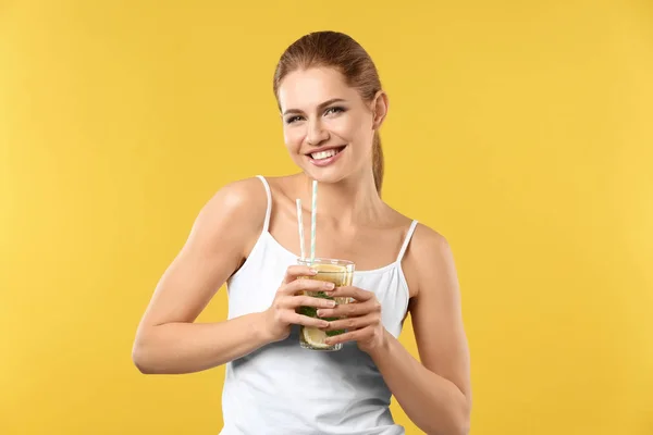 Beautiful Young Woman Glass Lemonade Color Background — Stock Photo, Image