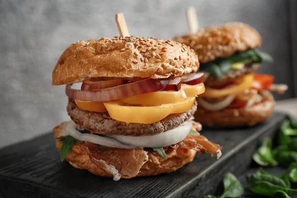 Ahşap tahta masada lezzetli hamburger ile