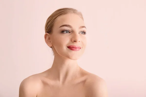 Retrato de una hermosa joven con la piel clara sobre fondo claro —  Fotos de Stock