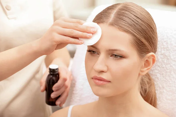 Mujer joven sometida a un procedimiento de corrección de cejas en el salón — Foto de Stock