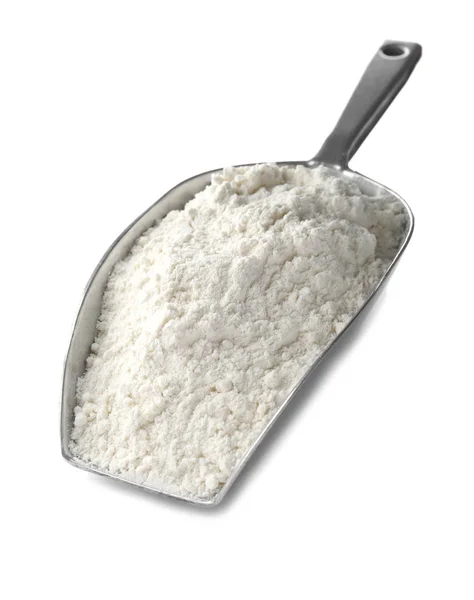 Colher com farinha de trigo no fundo branco — Fotografia de Stock