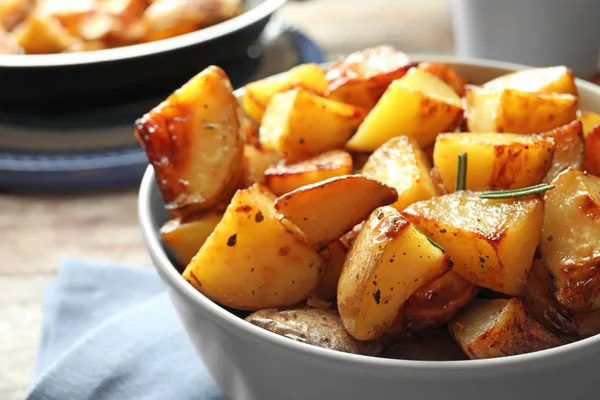 Zeppe di patate saporite in ciotola, primo piano — Foto Stock