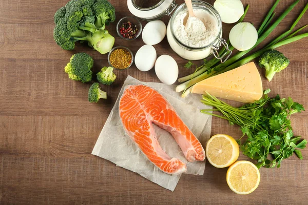 Ingredienti per gustose quiche con broccoli e salmone in tavola — Foto Stock