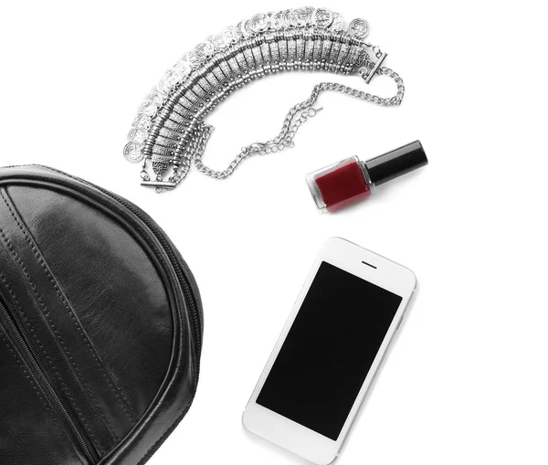 Garrafa de perfume, smartphone e colar sobre fundo branco — Fotografia de Stock
