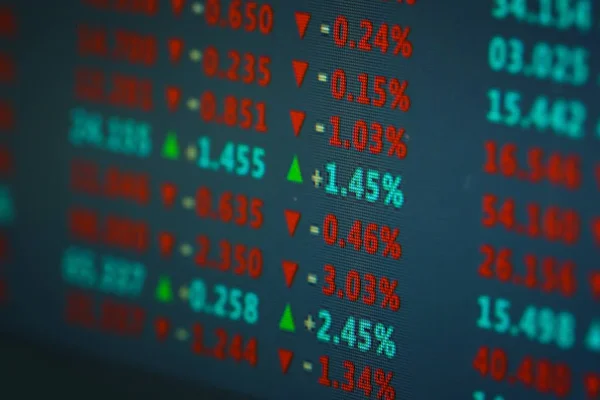 Monitor mit Bestandsdaten, Nahaufnahme. Finanzhandelskonzept — Stockfoto