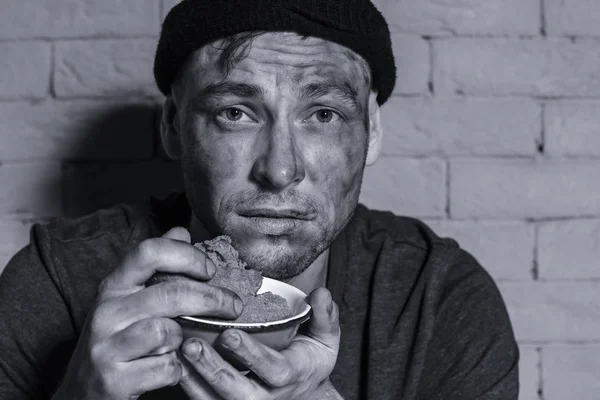 Pobre Homem Faminto Segurando Tigela Com Pedaço Pão Contra Parede — Fotografia de Stock