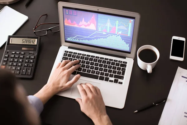 Mann am Tisch im Büro, Draufsicht. Finanzhandelskonzept — Stockfoto