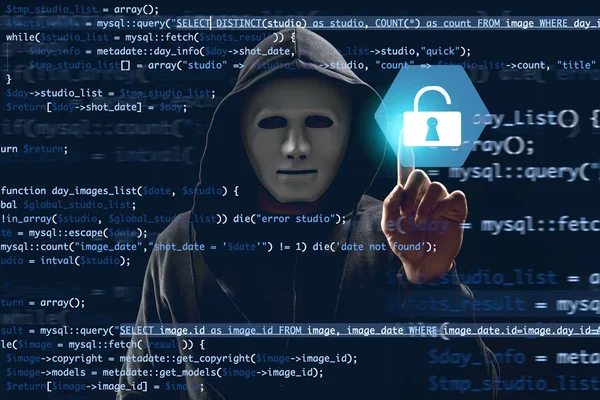 Hacker knop te duwen op de virtuele scherm tegen de donkere achtergrond. Concept van cyber-aanval en veiligheid — Stockfoto