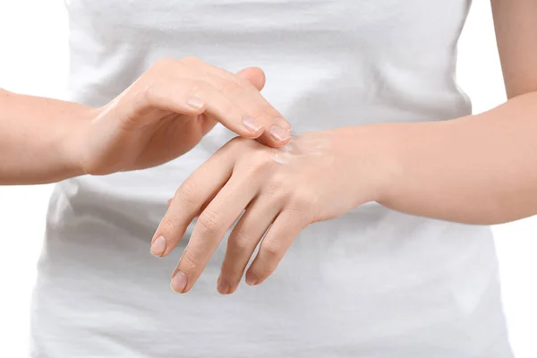 Mulher aplicando creme corporal na pele, close-up — Fotografia de Stock