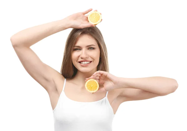 Schöne Junge Frau Mit Hälften Reifer Zitrone Auf Weißem Hintergrund — Stockfoto