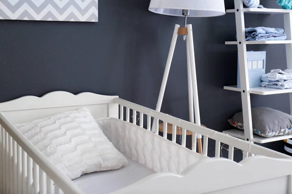 Barnens rum interiör med babysäng och hylla, närbild — Stockfoto