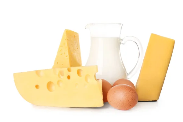 Produtos lácteos e ovos sobre fundo branco — Fotografia de Stock