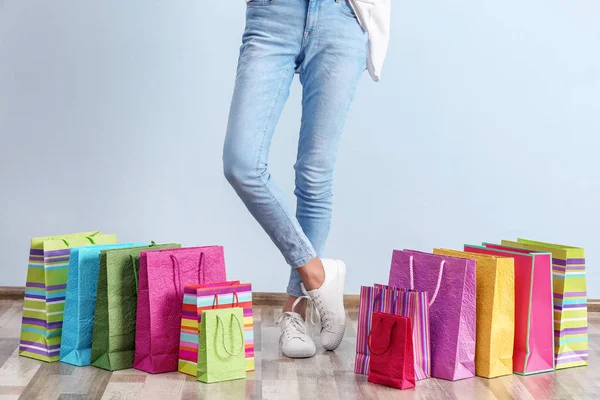 Mujer con estilo con bolsas de compras en el interior —  Fotos de Stock
