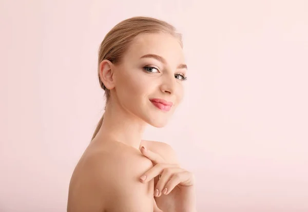 Porträt einer schönen jungen Frau mit heller Haut auf hellem Hintergrund — Stockfoto