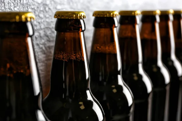 Μπουκάλια με φρέσκια μπύρα, κοντινό πλάνο — Φωτογραφία Αρχείου