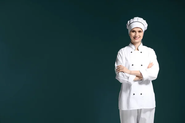 Chef feminino em uniforme no fundo escuro — Fotografia de Stock