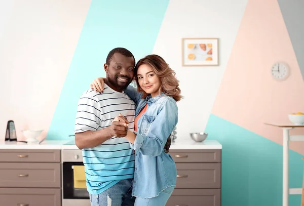 Mignon interracial couple danse à la maison — Photo