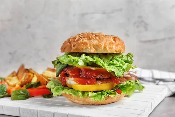 Leckere Burger auf Holzbrett — Stockfoto