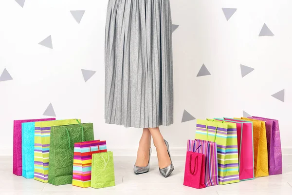 Mujer con estilo con bolsas de compras en el interior —  Fotos de Stock