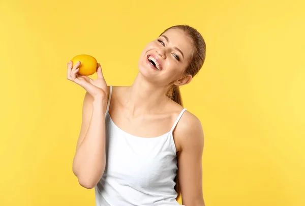 Hermosa Joven Con Limón Maduro Sobre Fondo Color — Foto de Stock