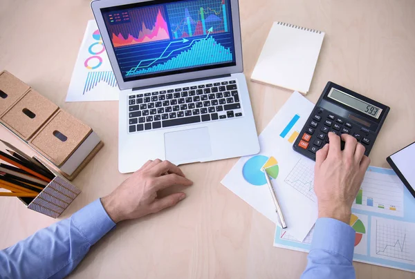 Homme travaillant à table au bureau, vue de dessus. Concept de négociation financière — Photo