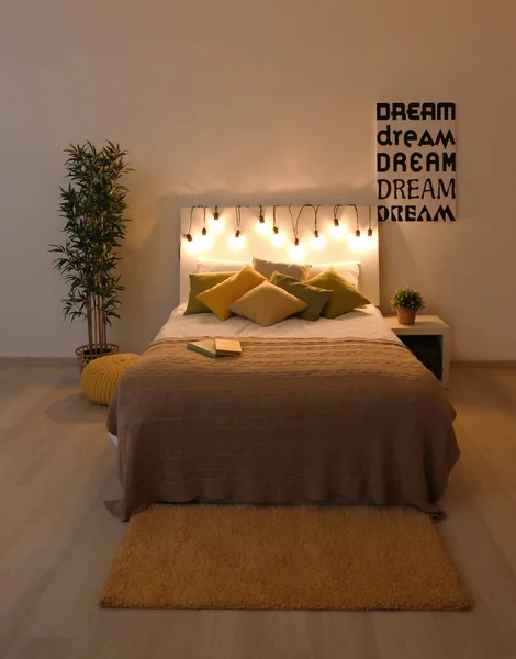 Comfortabel tweepersoons bed in moderne stijlvolle interieur nachts — Stockfoto