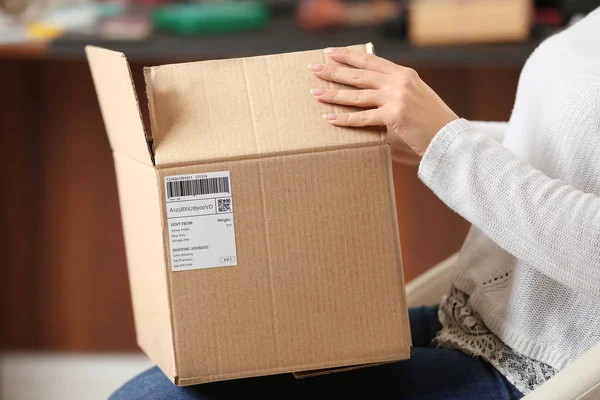 Nő otthon csomag dobozának kinyitása — Stock Fotó