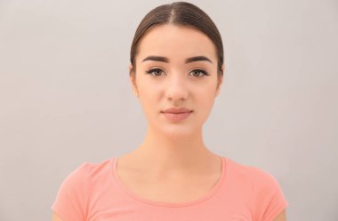 Güzel kaşları olan kadın