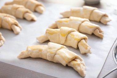 Tablo üzerinde ham ay çöreği