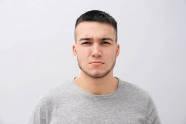 Duygusal delikanlı ile boyalı kaşlar hafif arka plan üzerinde