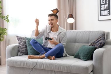 Evde Video Oyunları Oynayan Genç Adam