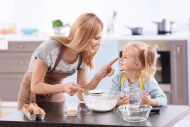 Anne ve kızı kapalı hamur hazırlama