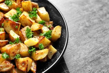 Lezzetli patates dilimleri tablo ile çanak